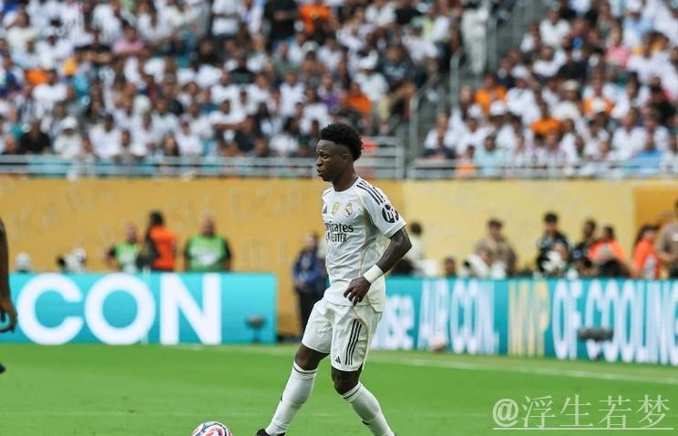 9000万球星成皇马冷板凳常客:3场仅出战23分钟,球迷调侃不断 9000万球星成皇马冷板凳常客:3场仅出战23分钟,球迷调侃不断